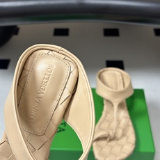 顶级品质 BOTTEGA VENETA 葆蝶家 2026夏季新款 BV Livia 夹趾编织凉拖鞋套趾小圆跟凉拖鞋 经典 顶级品质 BOTTEGA VENETA 葆蝶家 2026夏季新款 BV Livia 夹趾编织凉拖鞋套趾小圆跟凉拖鞋 经典