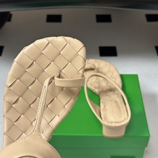 顶级品质 BOTTEGA VENETA 葆蝶家 2026夏季新款 BV Livia 夹趾编织凉拖鞋套趾小圆跟凉拖鞋 经典 顶级品质 BOTTEGA VENETA 葆蝶家 2026夏季新款 BV Livia 夹趾编织凉拖鞋套趾小圆跟凉拖鞋 经典