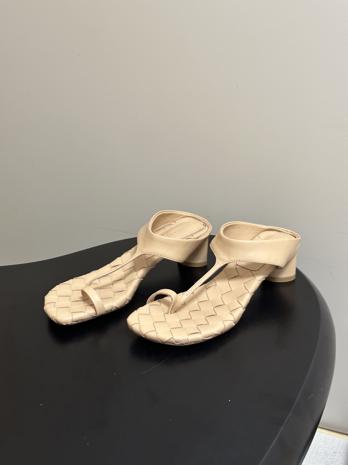 顶级品质 BOTTEGA VENETA 葆蝶家 2026夏季新款 BV Livia 夹趾编织凉拖鞋套趾小圆跟凉拖鞋 经典 顶级品质 BOTTEGA VENETA 葆蝶家 2026夏季新款 BV Livia 夹趾编织凉拖鞋套趾小圆跟凉拖鞋 经典