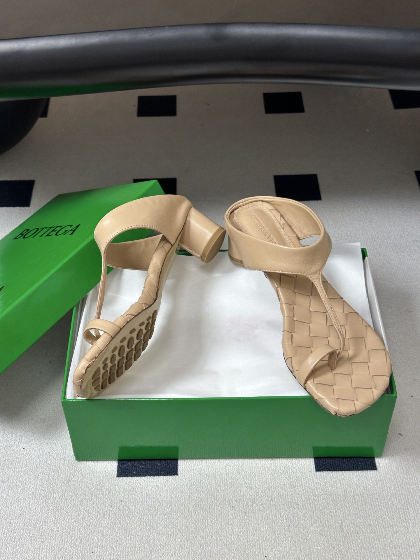 顶级品质 BOTTEGA VENETA 葆蝶家 2026夏季新款 BV Livia 夹趾编织凉拖鞋套趾小圆跟凉拖鞋 经典 顶级品质 BOTTEGA VENETA 葆蝶家 2026夏季新款 BV Livia 夹趾编织凉拖鞋套趾小圆跟凉拖鞋 经典