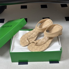 顶级品质 BOTTEGA VENETA 葆蝶家 2026夏季新款 BV Livia 夹趾编织凉拖鞋套趾小圆跟凉拖鞋 经典 顶级品质 BOTTEGA VENETA 葆蝶家 2026夏季新款 BV Livia 夹趾编织凉拖鞋套趾小圆跟凉拖鞋 经典