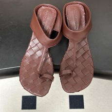 顶级品质 BOTTEGA VENETA 葆蝶家 2026夏季新款 BV Livia 夹趾编织凉拖鞋套趾小圆跟凉拖鞋 经典 顶级品质 BOTTEGA VENETA 葆蝶家 2026夏季新款 BV Livia 夹趾编织凉拖鞋套趾小圆跟凉拖鞋 经典