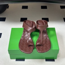 顶级品质 BOTTEGA VENETA 葆蝶家 2026夏季新款 BV Livia 夹趾编织凉拖鞋套趾小圆跟凉拖鞋 经典 顶级品质 BOTTEGA VENETA 葆蝶家 2026夏季新款 BV Livia 夹趾编织凉拖鞋套趾小圆跟凉拖鞋 经典