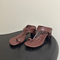 顶级品质 BOTTEGA VENETA 葆蝶家 2026夏季新款 BV Livia 夹趾编织凉拖鞋套趾小圆跟凉拖鞋 经典 顶级品质 BOTTEGA VENETA 葆蝶家 2026夏季新款 BV Livia 夹趾编织凉拖鞋套趾小圆跟凉拖鞋 经典