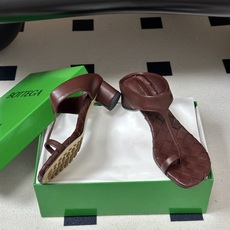 顶级品质 BOTTEGA VENETA 葆蝶家 2026夏季新款 BV Livia 夹趾编织凉拖鞋套趾小圆跟凉拖鞋 经典 顶级品质 BOTTEGA VENETA 葆蝶家 2026夏季新款 BV Livia 夹趾编织凉拖鞋套趾小圆跟凉拖鞋 经典