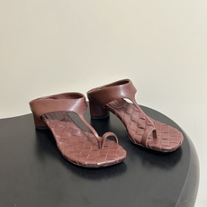 顶级品质 BOTTEGA VENETA 葆蝶家 2026夏季新款 BV Livia 夹趾编织凉拖鞋套趾小圆跟凉拖鞋 经典 顶级品质 BOTTEGA VENETA 葆蝶家 2026夏季新款 BV Livia 夹趾编织凉拖鞋套趾小圆跟凉拖鞋 经典