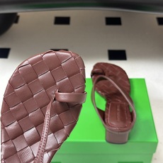 顶级品质 BOTTEGA VENETA 葆蝶家 2026夏季新款 BV Livia 夹趾编织凉拖鞋套趾小圆跟凉拖鞋 经典 顶级品质 BOTTEGA VENETA 葆蝶家 2026夏季新款 BV Livia 夹趾编织凉拖鞋套趾小圆跟凉拖鞋 经典
