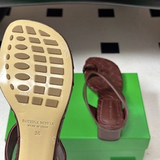 顶级品质 BOTTEGA VENETA 葆蝶家 2026夏季新款 BV Livia 夹趾编织凉拖鞋套趾小圆跟凉拖鞋 经典 顶级品质 BOTTEGA VENETA 葆蝶家 2026夏季新款 BV Livia 夹趾编织凉拖鞋套趾小圆跟凉拖鞋 经典
