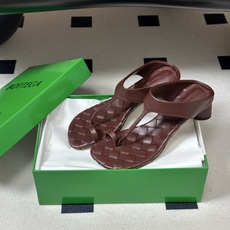 顶级品质 BOTTEGA VENETA 葆蝶家 2026夏季新款 BV Livia 夹趾编织凉拖鞋套趾小圆跟凉拖鞋 经典 顶级品质 BOTTEGA VENETA 葆蝶家 2026夏季新款 BV Livia 夹趾编织凉拖鞋套趾小圆跟凉拖鞋 经典