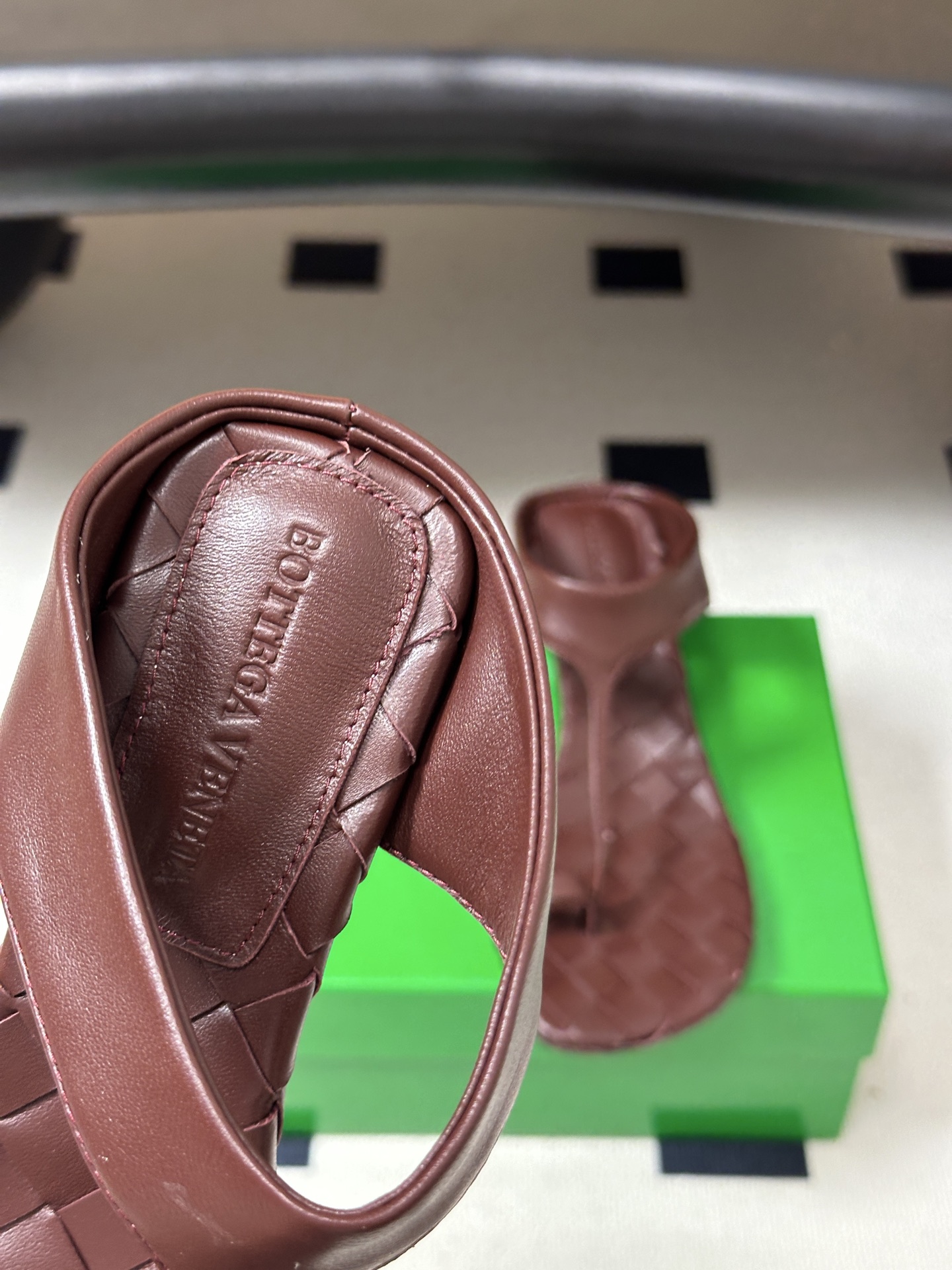 顶级品质 BOTTEGA VENETA 葆蝶家 2026夏季新款 BV Livia 夹趾编织凉拖鞋套趾小圆跟凉拖鞋 经典 顶级品质 BOTTEGA VENETA 葆蝶家 2026夏季新款 BV Livia 夹趾编织凉拖鞋套趾小圆跟凉拖鞋 经典