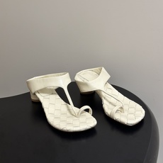 顶级品质 BOTTEGA VENETA 葆蝶家 2026夏季新款 BV Livia 夹趾编织凉拖鞋套趾小圆跟凉拖鞋 经典 顶级品质 BOTTEGA VENETA 葆蝶家 2026夏季新款 BV Livia 夹趾编织凉拖鞋套趾小圆跟凉拖鞋 经典