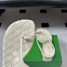 顶级品质 BOTTEGA VENETA 葆蝶家 2026夏季新款 BV Livia 夹趾编织凉拖鞋套趾小圆跟凉拖鞋 经典 顶级品质 BOTTEGA VENETA 葆蝶家 2026夏季新款 BV Livia 夹趾编织凉拖鞋套趾小圆跟凉拖鞋 经典