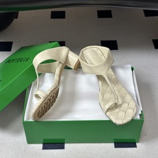 顶级品质 BOTTEGA VENETA 葆蝶家 2026夏季新款 BV Livia 夹趾编织凉拖鞋套趾小圆跟凉拖鞋 经典 顶级品质 BOTTEGA VENETA 葆蝶家 2026夏季新款 BV Livia 夹趾编织凉拖鞋套趾小圆跟凉拖鞋 经典