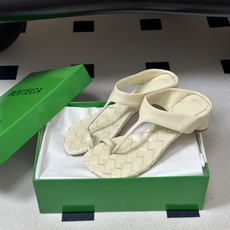 顶级品质 BOTTEGA VENETA 葆蝶家 2026夏季新款 BV Livia 夹趾编织凉拖鞋套趾小圆跟凉拖鞋 经典 顶级品质 BOTTEGA VENETA 葆蝶家 2026夏季新款 BV Livia 夹趾编织凉拖鞋套趾小圆跟凉拖鞋 经典