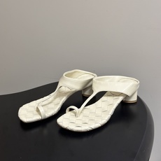 顶级品质 BOTTEGA VENETA 葆蝶家 2026夏季新款 BV Livia 夹趾编织凉拖鞋套趾小圆跟凉拖鞋 经典 顶级品质 BOTTEGA VENETA 葆蝶家 2026夏季新款 BV Livia 夹趾编织凉拖鞋套趾小圆跟凉拖鞋 经典