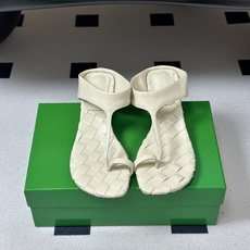 顶级品质 BOTTEGA VENETA 葆蝶家 2026夏季新款 BV Livia 夹趾编织凉拖鞋套趾小圆跟凉拖鞋 经典 顶级品质 BOTTEGA VENETA 葆蝶家 2026夏季新款 BV Livia 夹趾编织凉拖鞋套趾小圆跟凉拖鞋 经典