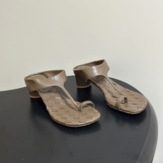 顶级品质 BOTTEGA VENETA 葆蝶家 2026夏季新款 BV Livia 夹趾编织凉拖鞋套趾小圆跟凉拖鞋 经典 顶级品质 BOTTEGA VENETA 葆蝶家 2026夏季新款 BV Livia 夹趾编织凉拖鞋套趾小圆跟凉拖鞋 经典