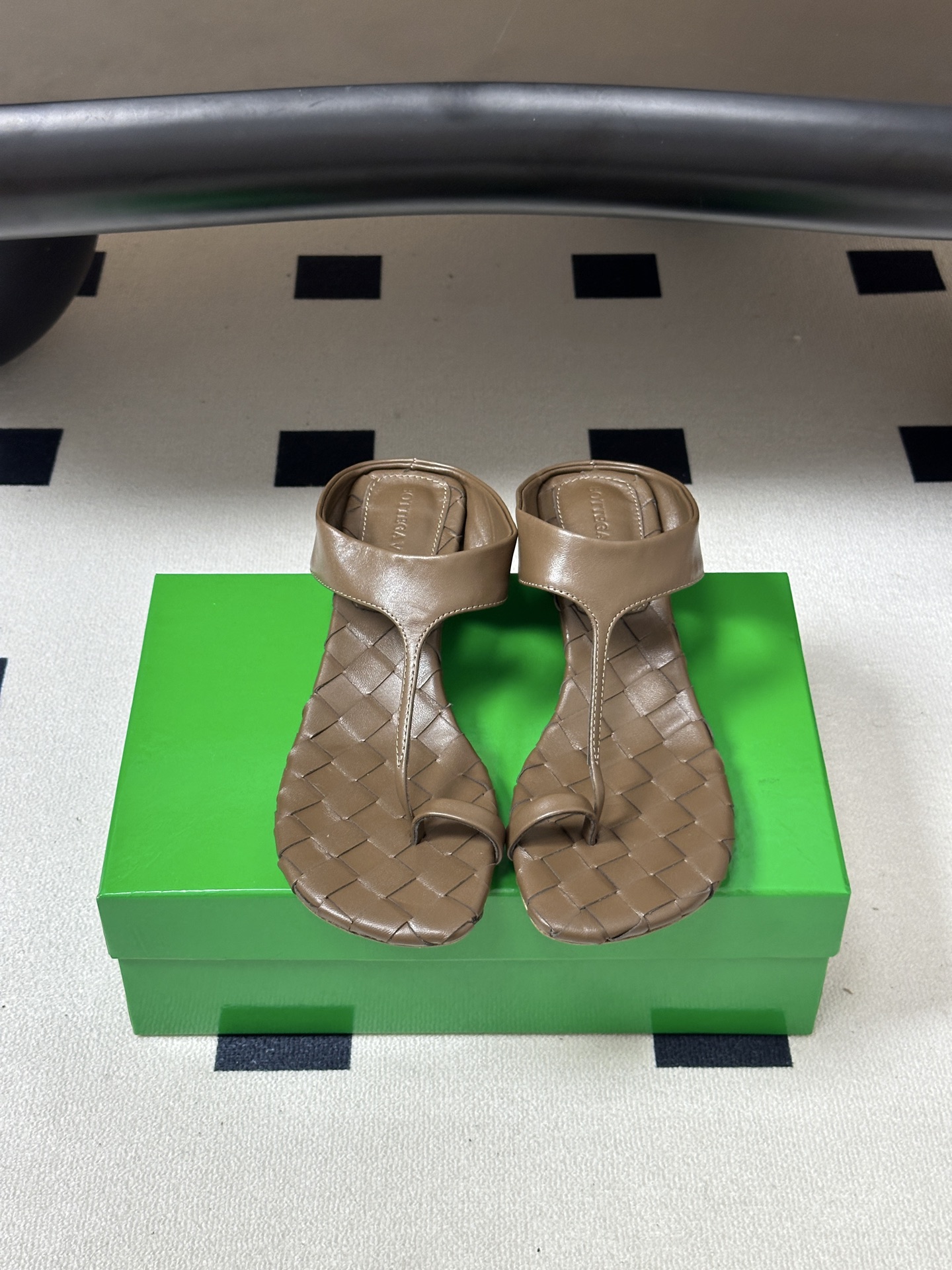 顶级品质 BOTTEGA VENETA 葆蝶家 2026夏季新款 BV Livia 夹趾编织凉拖鞋套趾小圆跟凉拖鞋 经典 顶级品质 BOTTEGA VENETA 葆蝶家 2026夏季新款 BV Livia 夹趾编织凉拖鞋套趾小圆跟凉拖鞋 经典