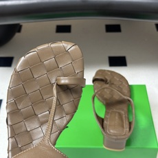 顶级品质 BOTTEGA VENETA 葆蝶家 2026夏季新款 BV Livia 夹趾编织凉拖鞋套趾小圆跟凉拖鞋 经典 顶级品质 BOTTEGA VENETA 葆蝶家 2026夏季新款 BV Livia 夹趾编织凉拖鞋套趾小圆跟凉拖鞋 经典