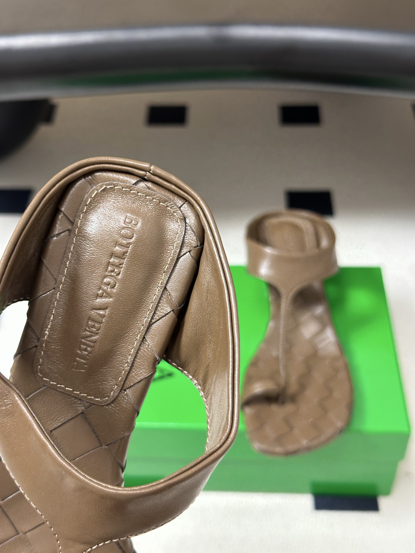顶级品质 BOTTEGA VENETA 葆蝶家 2026夏季新款 BV Livia 夹趾编织凉拖鞋套趾小圆跟凉拖鞋 经典 顶级品质 BOTTEGA VENETA 葆蝶家 2026夏季新款 BV Livia 夹趾编织凉拖鞋套趾小圆跟凉拖鞋 经典
