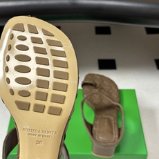 顶级品质 BOTTEGA VENETA 葆蝶家 2026夏季新款 BV Livia 夹趾编织凉拖鞋套趾小圆跟凉拖鞋 经典 顶级品质 BOTTEGA VENETA 葆蝶家 2026夏季新款 BV Livia 夹趾编织凉拖鞋套趾小圆跟凉拖鞋 经典