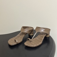 顶级品质 BOTTEGA VENETA 葆蝶家 2026夏季新款 BV Livia 夹趾编织凉拖鞋套趾小圆跟凉拖鞋 经典 顶级品质 BOTTEGA VENETA 葆蝶家 2026夏季新款 BV Livia 夹趾编织凉拖鞋套趾小圆跟凉拖鞋 经典