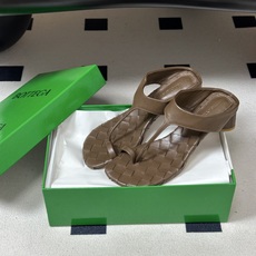 顶级品质 BOTTEGA VENETA 葆蝶家 2026夏季新款 BV Livia 夹趾编织凉拖鞋套趾小圆跟凉拖鞋 经典 顶级品质 BOTTEGA VENETA 葆蝶家 2026夏季新款 BV Livia 夹趾编织凉拖鞋套趾小圆跟凉拖鞋 经典