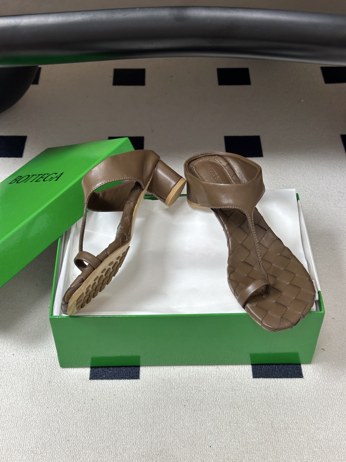 顶级品质 BOTTEGA VENETA 葆蝶家 2026夏季新款 BV Livia 夹趾编织凉拖鞋套趾小圆跟凉拖鞋 经典 顶级品质 BOTTEGA VENETA 葆蝶家 2026夏季新款 BV Livia 夹趾编织凉拖鞋套趾小圆跟凉拖鞋 经典