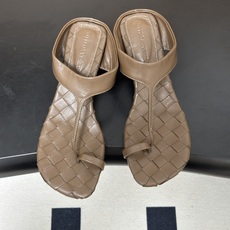 顶级品质 BOTTEGA VENETA 葆蝶家 2026夏季新款 BV Livia 夹趾编织凉拖鞋套趾小圆跟凉拖鞋 经典 顶级品质 BOTTEGA VENETA 葆蝶家 2026夏季新款 BV Livia 夹趾编织凉拖鞋套趾小圆跟凉拖鞋 经典