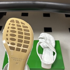 顶级品质 BOTTEGA VENETA 葆蝶家 2026夏季新款 BV Livia 夹趾编织凉拖鞋套趾小圆跟凉拖鞋 经典 顶级品质 BOTTEGA VENETA 葆蝶家 2026夏季新款 BV Livia 夹趾编织凉拖鞋套趾小圆跟凉拖鞋 经典