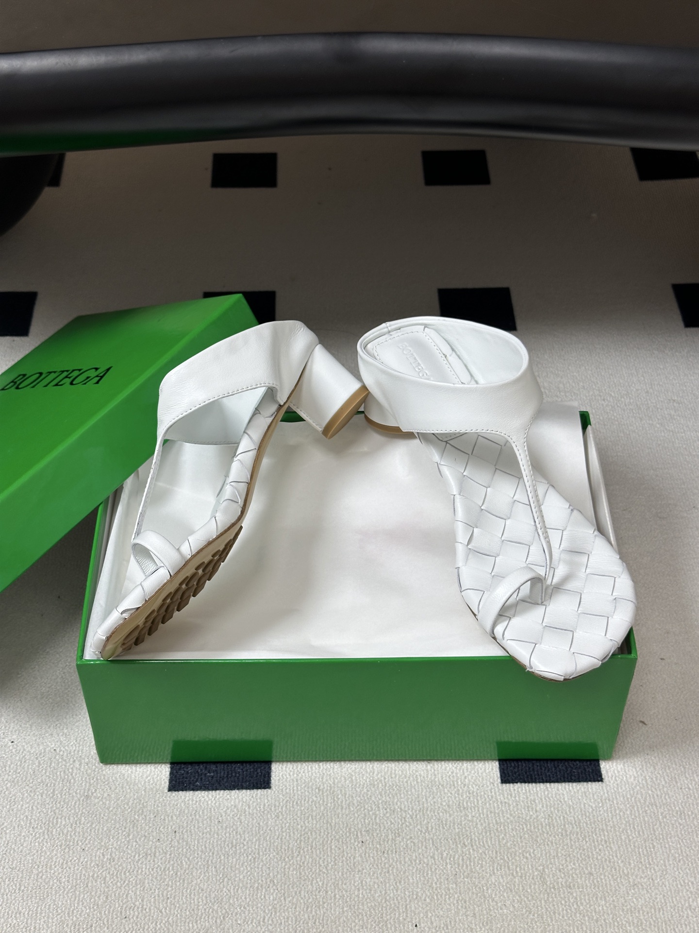 顶级品质 BOTTEGA VENETA 葆蝶家 2026夏季新款 BV Livia 夹趾编织凉拖鞋套趾小圆跟凉拖鞋 经典 顶级品质 BOTTEGA VENETA 葆蝶家 2026夏季新款 BV Livia 夹趾编织凉拖鞋套趾小圆跟凉拖鞋 经典