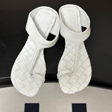 顶级品质 BOTTEGA VENETA 葆蝶家 2026夏季新款 BV Livia 夹趾编织凉拖鞋套趾小圆跟凉拖鞋 经典 顶级品质 BOTTEGA VENETA 葆蝶家 2026夏季新款 BV Livia 夹趾编织凉拖鞋套趾小圆跟凉拖鞋 经典