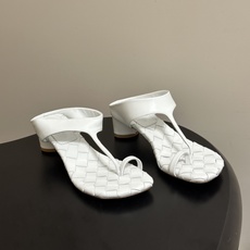 顶级品质 BOTTEGA VENETA 葆蝶家 2026夏季新款 BV Livia 夹趾编织凉拖鞋套趾小圆跟凉拖鞋 经典 顶级品质 BOTTEGA VENETA 葆蝶家 2026夏季新款 BV Livia 夹趾编织凉拖鞋套趾小圆跟凉拖鞋 经典