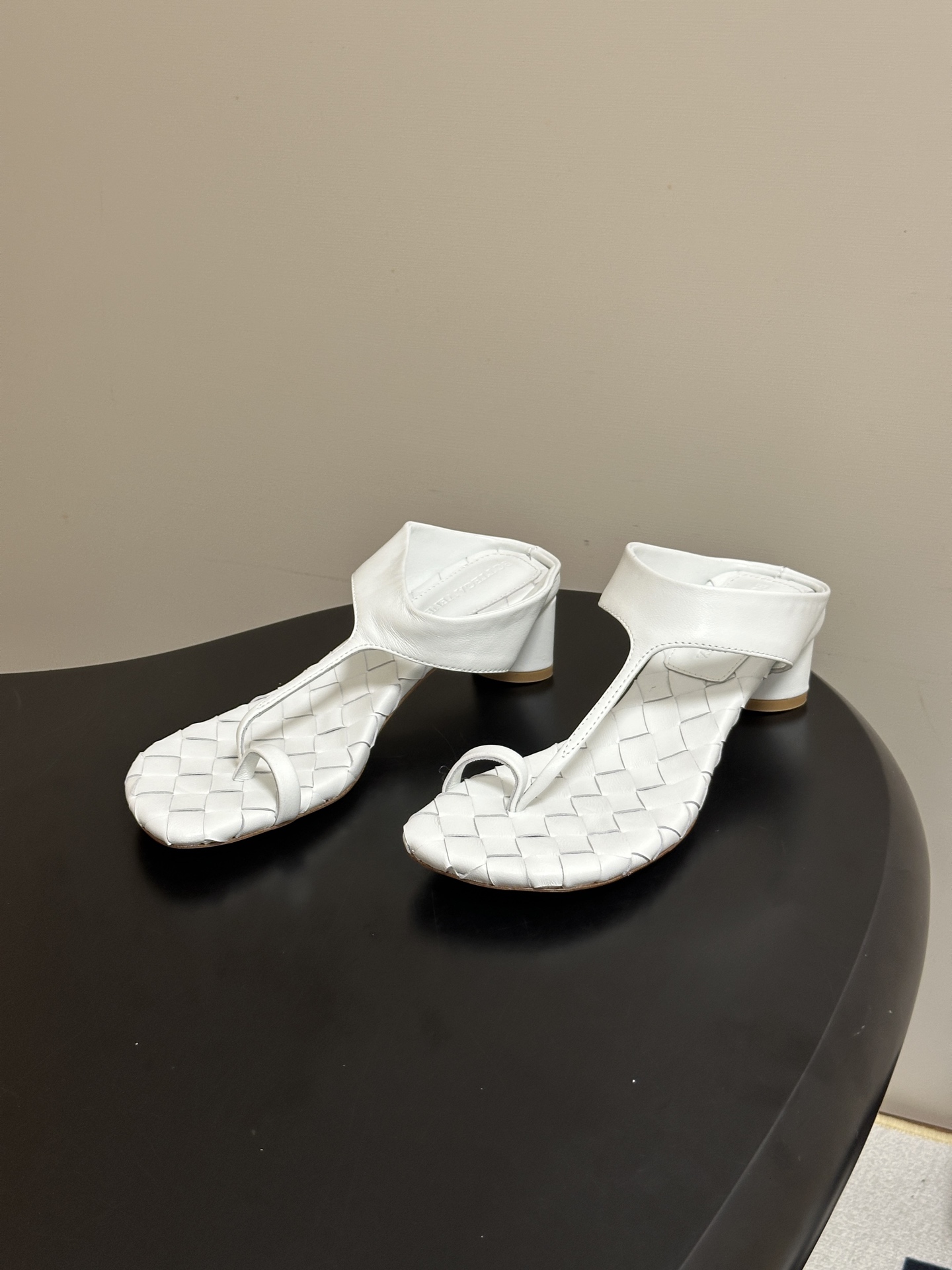 顶级品质 BOTTEGA VENETA 葆蝶家 2026夏季新款 BV Livia 夹趾编织凉拖鞋套趾小圆跟凉拖鞋 经典 顶级品质 BOTTEGA VENETA 葆蝶家 2026夏季新款 BV Livia 夹趾编织凉拖鞋套趾小圆跟凉拖鞋 经典