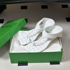 顶级品质 BOTTEGA VENETA 葆蝶家 2026夏季新款 BV Livia 夹趾编织凉拖鞋套趾小圆跟凉拖鞋 经典 顶级品质 BOTTEGA VENETA 葆蝶家 2026夏季新款 BV Livia 夹趾编织凉拖鞋套趾小圆跟凉拖鞋 经典