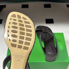 顶级品质 BOTTEGA VENETA 葆蝶家 2026夏季新款 BV Livia 夹趾编织凉拖鞋套趾小圆跟凉拖鞋 经典 顶级品质 BOTTEGA VENETA 葆蝶家 2026夏季新款 BV Livia 夹趾编织凉拖鞋套趾小圆跟凉拖鞋 经典