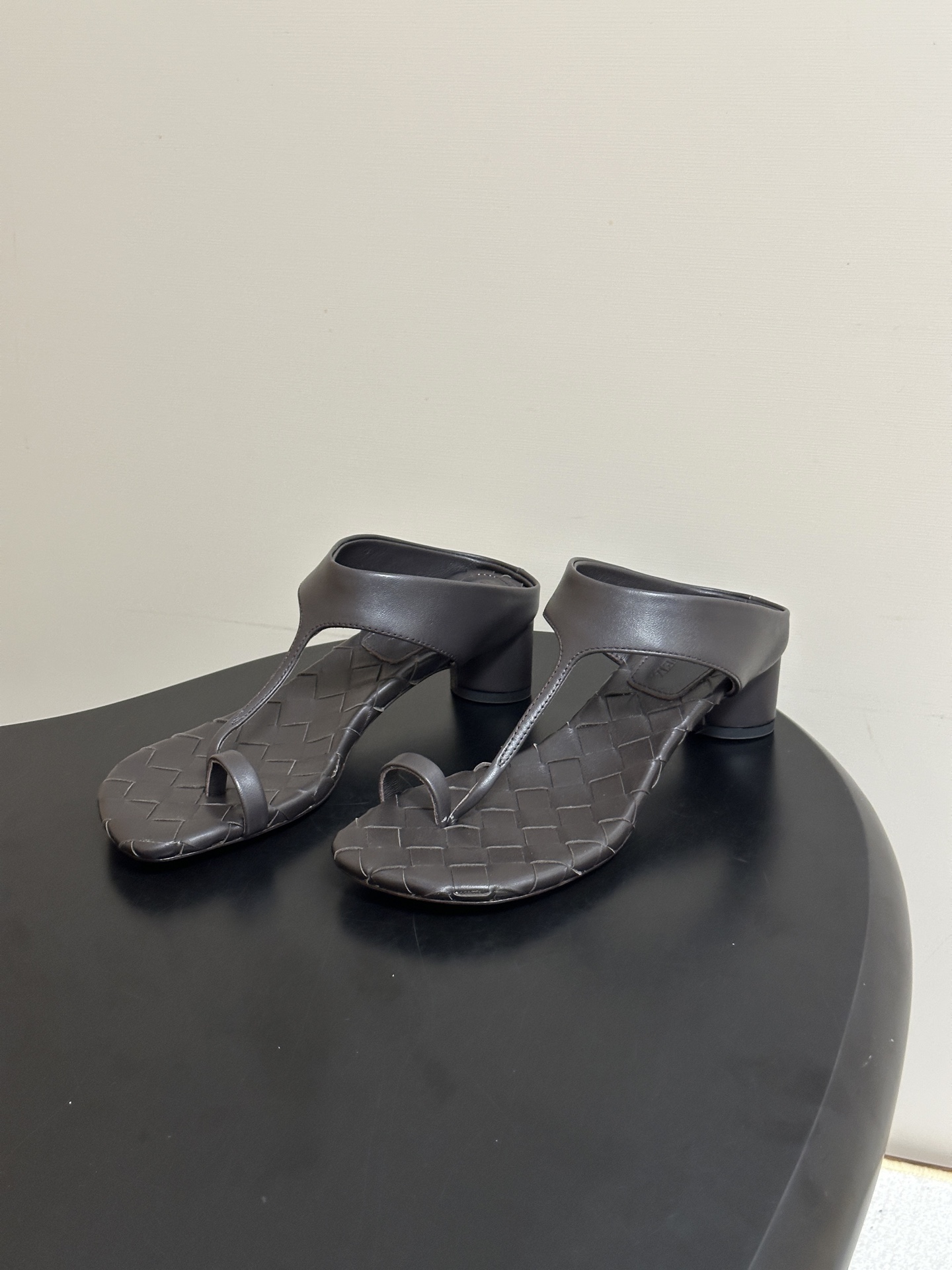 顶级品质 BOTTEGA VENETA 葆蝶家 2026夏季新款 BV Livia 夹趾编织凉拖鞋套趾小圆跟凉拖鞋 经典 顶级品质 BOTTEGA VENETA 葆蝶家 2026夏季新款 BV Livia 夹趾编织凉拖鞋套趾小圆跟凉拖鞋 经典