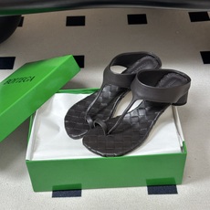 顶级品质 BOTTEGA VENETA 葆蝶家 2026夏季新款 BV Livia 夹趾编织凉拖鞋套趾小圆跟凉拖鞋 经典 顶级品质 BOTTEGA VENETA 葆蝶家 2026夏季新款 BV Livia 夹趾编织凉拖鞋套趾小圆跟凉拖鞋 经典