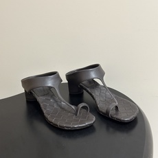 顶级品质 BOTTEGA VENETA 葆蝶家 2026夏季新款 BV Livia 夹趾编织凉拖鞋套趾小圆跟凉拖鞋 经典 顶级品质 BOTTEGA VENETA 葆蝶家 2026夏季新款 BV Livia 夹趾编织凉拖鞋套趾小圆跟凉拖鞋 经典