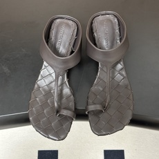 顶级品质 BOTTEGA VENETA 葆蝶家 2026夏季新款 BV Livia 夹趾编织凉拖鞋套趾小圆跟凉拖鞋 经典 顶级品质 BOTTEGA VENETA 葆蝶家 2026夏季新款 BV Livia 夹趾编织凉拖鞋套趾小圆跟凉拖鞋 经典
