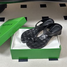顶级品质 BOTTEGA VENETA 葆蝶家 2026夏季新款 BV Livia 夹趾编织凉拖鞋套趾小圆跟凉拖鞋 经典 顶级品质 BOTTEGA VENETA 葆蝶家 2026夏季新款 BV Livia 夹趾编织凉拖鞋套趾小圆跟凉拖鞋 经典