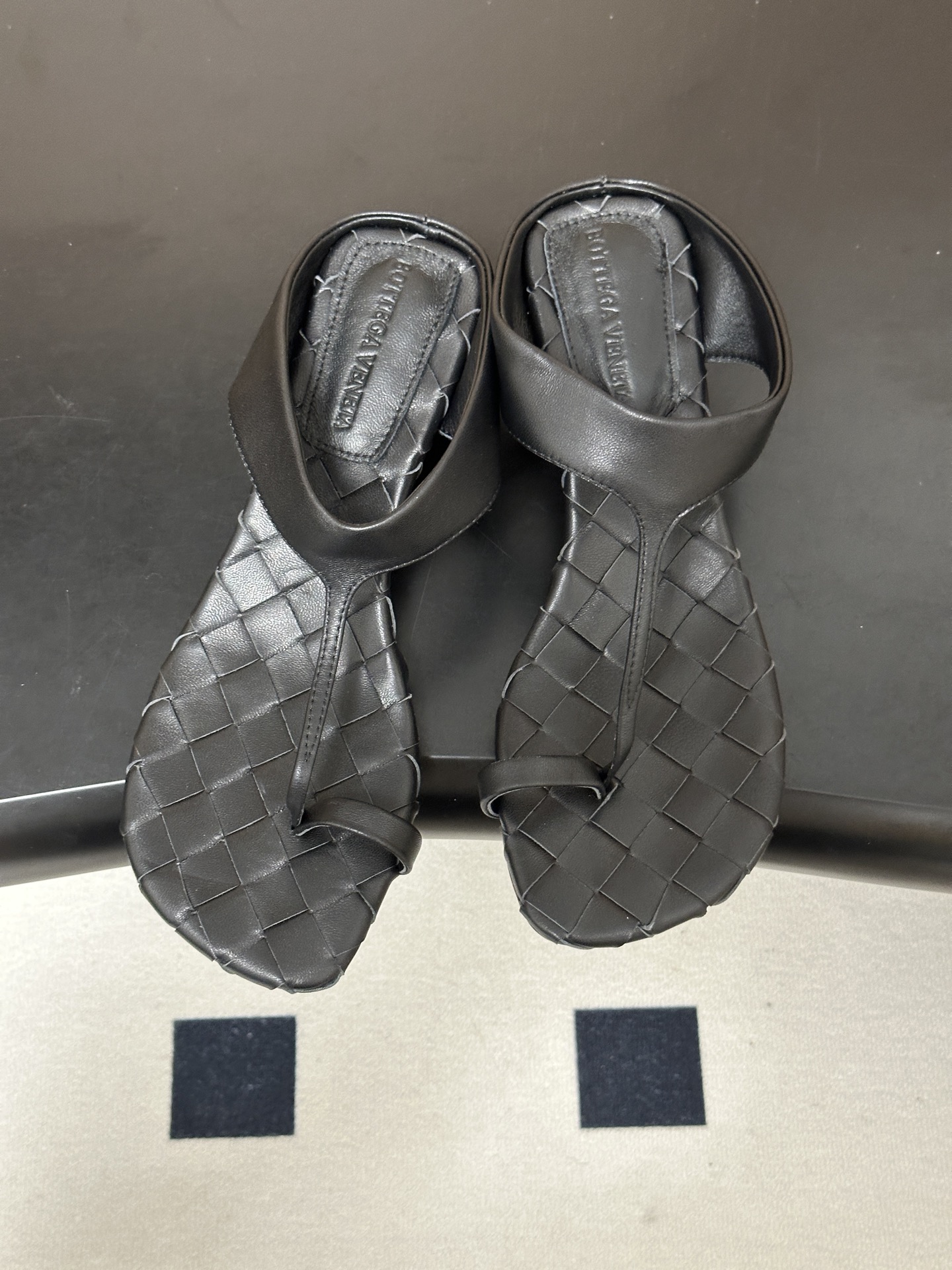 顶级品质 BOTTEGA VENETA 葆蝶家 2026夏季新款 BV Livia 夹趾编织凉拖鞋套趾小圆跟凉拖鞋 经典 顶级品质 BOTTEGA VENETA 葆蝶家 2026夏季新款 BV Livia 夹趾编织凉拖鞋套趾小圆跟凉拖鞋 经典