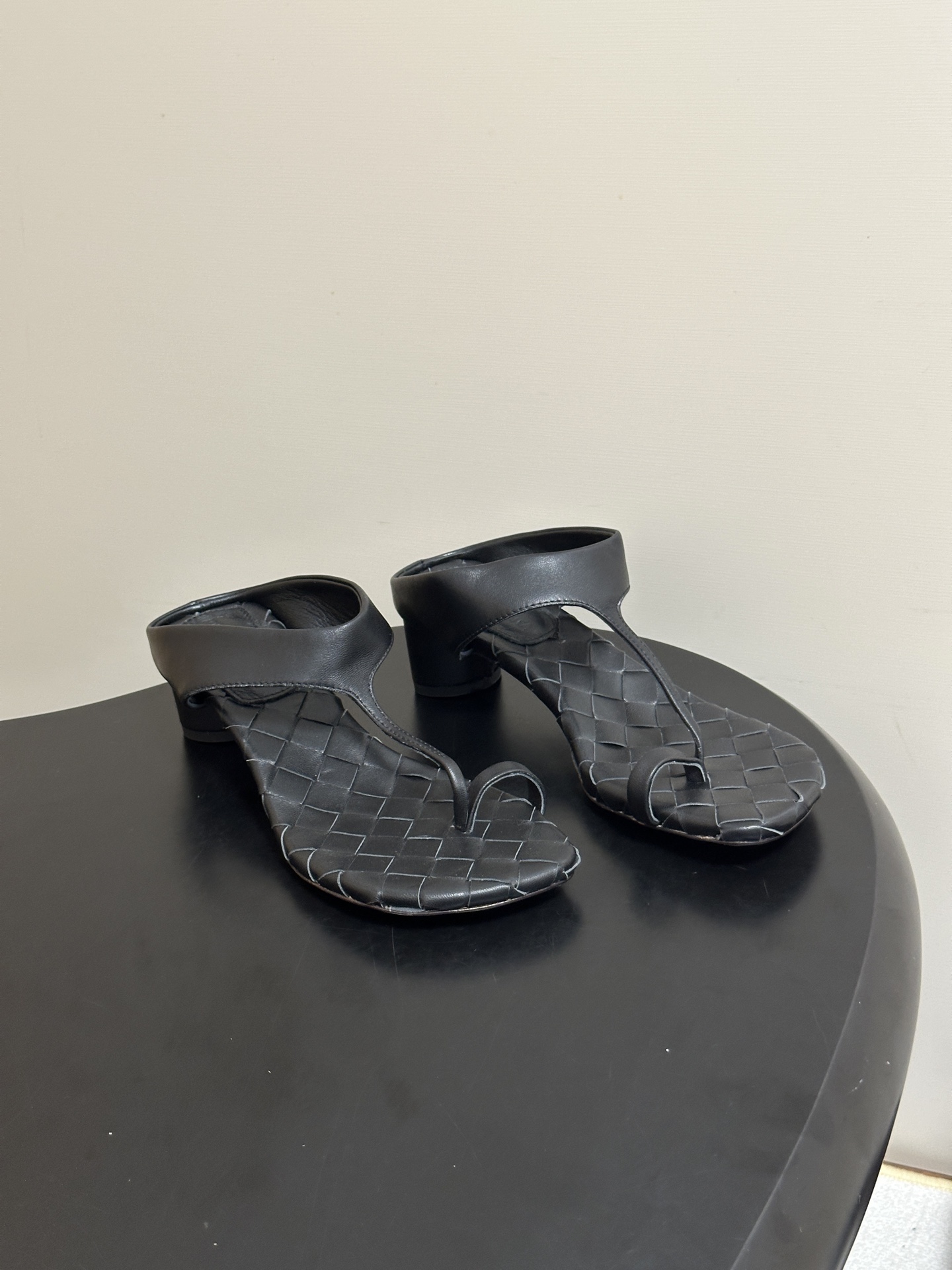 NO:924248,-Top quality BOTTEGA VENETA 2026 new summer style BV Livia thong woven sandals, slip-on small round heel sandals, classic Intrecciato hand-woven texture, 12mm soft sole height, relaxed feeling when stepping on the feet without pressuring the feet. The square toe drags minimalist lines, and the low-saturated leather brings nobility!  It is suitable for daily commuting and vacation travel. It is low-key and has no logo. Texture is the best logo!  The most beautiful fairy slippers are here, the popular knotted Mule slippers are a must-have!  The exquisite imported super soft sheep leather has a unique texture!  Exquisite twist decoration, simple and elegant!  The low heel does not tire your feet and is super stable for walking!  A must-have item for spring and summer!  Wear it casually with skirts or trousers, it will look very atmospheric. The rich daughter’s lazy and high-end sense will directly fill her!  Bottega Veneta is dedicated to every female gentleman who walks with style. The upper is custom-woven cowhide, the lining is cowhide, the sole is Italian genuine leather injection outsole, the heel height is 4cm, the size is 35-39 (40.41.42 is customized and non-returnable), split-toe shoes,bottega veneta,bottega veneta,bottega veneta,slippers,skirts,cowhide,sheepskin19860909-顶级品质 BOTTEGA VENETA 葆蝶家 2026夏季新款 BV Livia 夹趾编织凉拖鞋套趾小圆跟凉拖鞋 经典Intrecciato手工编织肌理,12mm柔和底高,踩感松弛不压脚.方头一片拖极简线条,低饱和皮质自带贵气！日常通勤、度假出行都适配,低调无logo,质感就是最好的标识！绝美神仙拖鞋来啦爆款打结穆勒拖必入！细腻进口超软绵羊皮质感一绝！精致扭结装饰 简约又显贵！低跟不累脚,走路超稳！春夏刚需单品！随便搭裙子、裤子都超有氛围感 富家千金慵懒高级感直接拉满！葆蝶家 Bottega Veneta 献给每位步履生风的女绅士. 鞋面定制编织牛皮 内里垫脚牛皮 鞋底意大利真皮注塑大底 跟高4cm 码数35-39(40.41.42定做不退换),分趾鞋,bottega veneta,bottega veneta,bottega veneta,slippers,skirts,cowhide,sheepskin,Women's Shoes