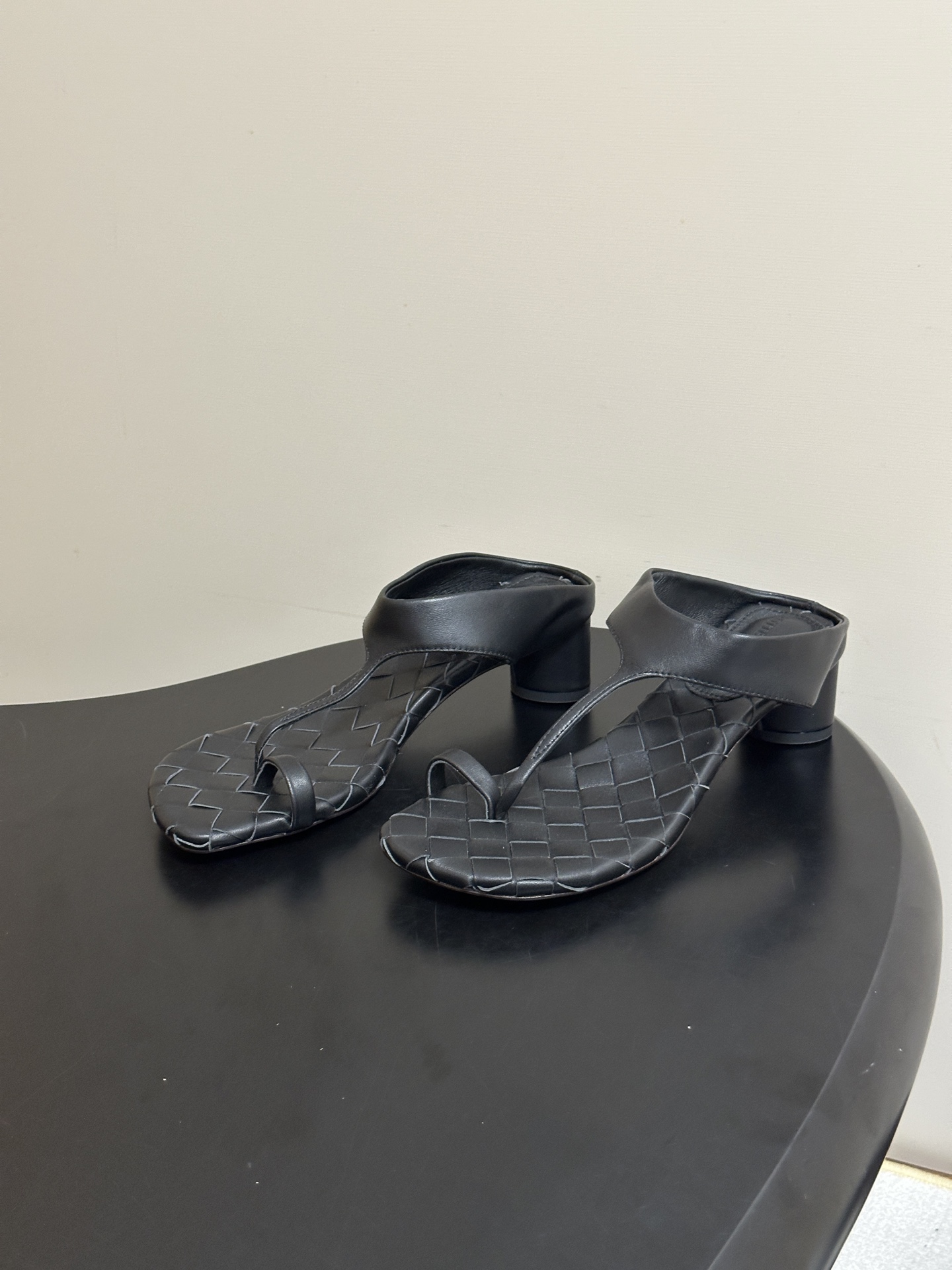 顶级品质 BOTTEGA VENETA 葆蝶家 2026夏季新款 BV Livia 夹趾编织凉拖鞋套趾小圆跟凉拖鞋 经典 顶级品质 BOTTEGA VENETA 葆蝶家 2026夏季新款 BV Livia 夹趾编织凉拖鞋套趾小圆跟凉拖鞋 经典