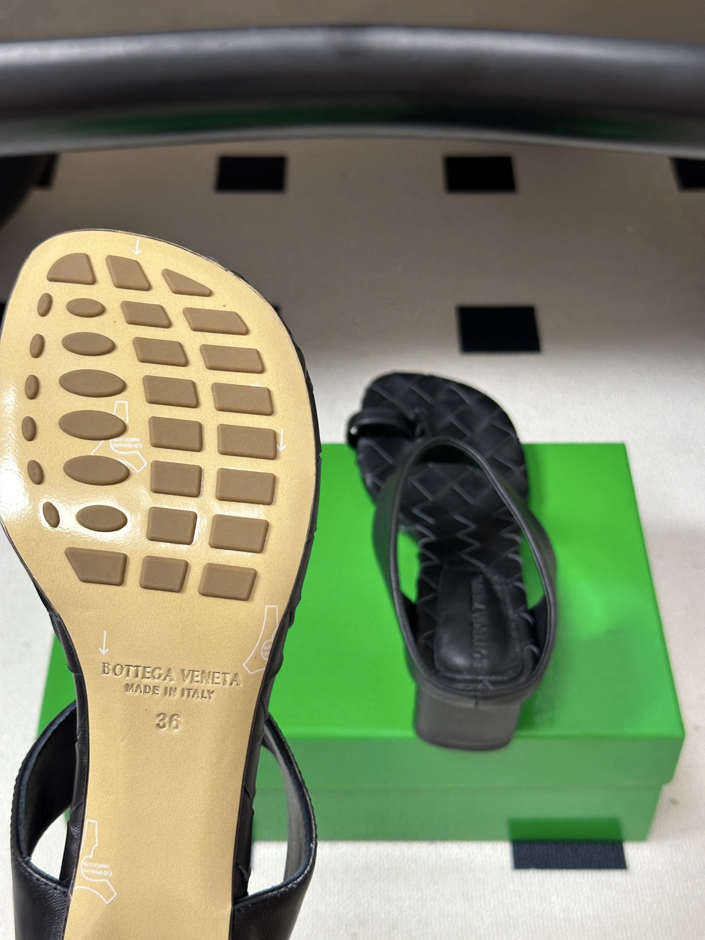 顶级品质 BOTTEGA VENETA 葆蝶家 2026夏季新款 BV Livia 夹趾编织凉拖鞋套趾小圆跟凉拖鞋 经典 顶级品质 BOTTEGA VENETA 葆蝶家 2026夏季新款 BV Livia 夹趾编织凉拖鞋套趾小圆跟凉拖鞋 经典