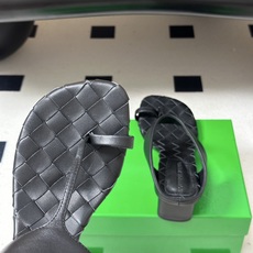 顶级品质 BOTTEGA VENETA 葆蝶家 2026夏季新款 BV Livia 夹趾编织凉拖鞋套趾小圆跟凉拖鞋 经典 顶级品质 BOTTEGA VENETA 葆蝶家 2026夏季新款 BV Livia 夹趾编织凉拖鞋套趾小圆跟凉拖鞋 经典