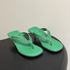顶级品质 BOTTEGA VENETA 葆蝶家 2026夏季新款 BV SamPieri高跟人字拖鞋小矮跟沙滩凉拖鞋 极 顶级品质 BOTTEGA VENETA 葆蝶家 2026夏季新款 BV SamPieri高跟人字拖鞋小矮跟沙滩凉拖鞋 极