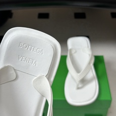 顶级品质 BOTTEGA VENETA 葆蝶家 2026夏季新款 BV SamPieri高跟人字拖鞋小矮跟沙滩凉拖鞋 极 顶级品质 BOTTEGA VENETA 葆蝶家 2026夏季新款 BV SamPieri高跟人字拖鞋小矮跟沙滩凉拖鞋 极