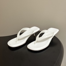 顶级品质 BOTTEGA VENETA 葆蝶家 2026夏季新款 BV SamPieri高跟人字拖鞋小矮跟沙滩凉拖鞋 极 顶级品质 BOTTEGA VENETA 葆蝶家 2026夏季新款 BV SamPieri高跟人字拖鞋小矮跟沙滩凉拖鞋 极