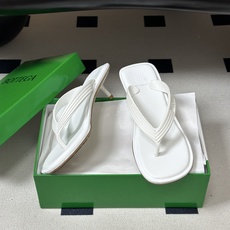 顶级品质 BOTTEGA VENETA 葆蝶家 2026夏季新款 BV SamPieri高跟人字拖鞋小矮跟沙滩凉拖鞋 极 顶级品质 BOTTEGA VENETA 葆蝶家 2026夏季新款 BV SamPieri高跟人字拖鞋小矮跟沙滩凉拖鞋 极